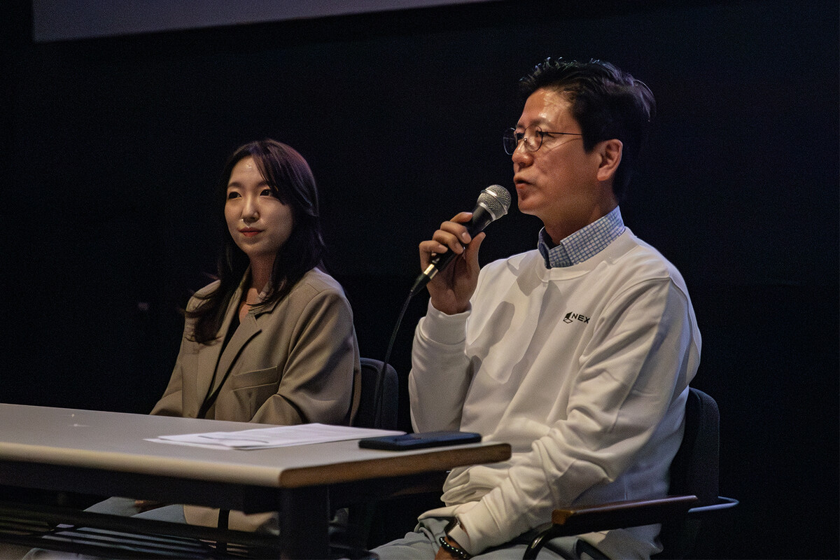 '온 더 라인' 박윤진 감독(왼쪽), 넥슨재단 김정욱 이사장(오른쪽)