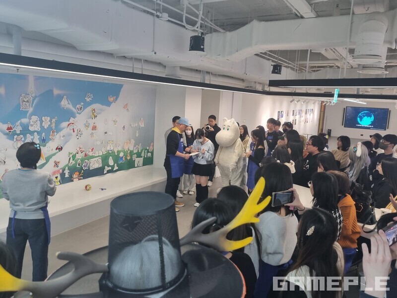 직접 경품을 수여하는 세실 킴