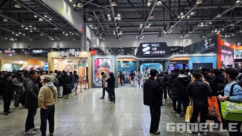 작년까지 그 좁고 숨막히던 통로는 이제 없다