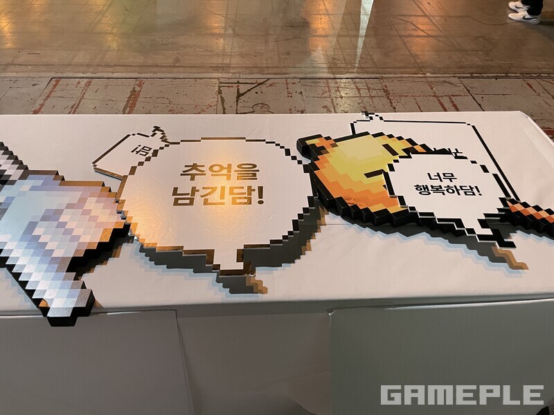 곳곳에 마련된 포토 부스가 아기자기하게 꾸며져 있었다