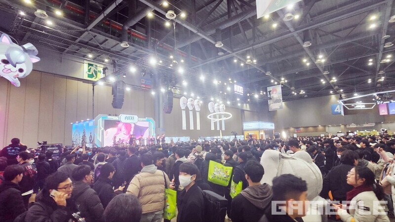 공연 당시 멀리서 촬영한 전경, 그 넓은 4홀의 통행이 막혔을 정도