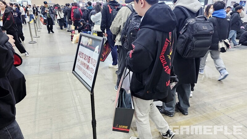 '림버스 컴퍼니' 대기줄의 시작점을 찾아 한참을 역추적해야 했다