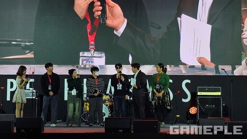 '최고의 멋쟁이 가리기' 등 현장에서 즉석으로 무대 이벤트가 전개됐다