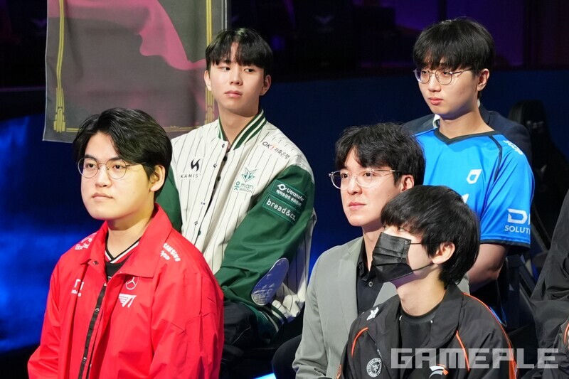 기자의 질문을 듣는 T1 김정균 감독