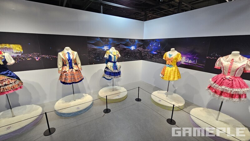 실제 라이브 의상의 역사도 모여 있다