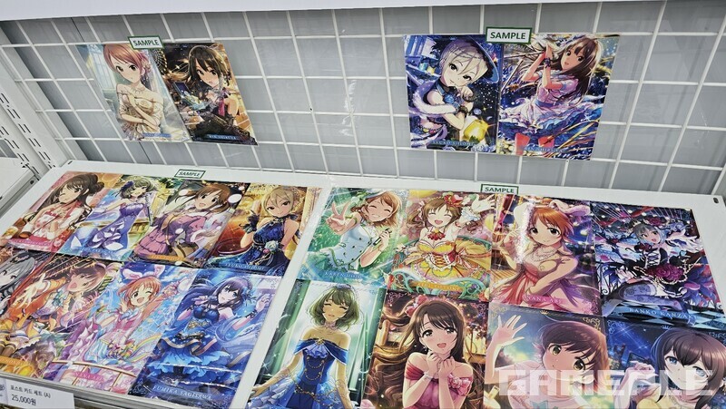 굿즈 존은 꾸준히 재고 보충하는 모습이 인상적이었다