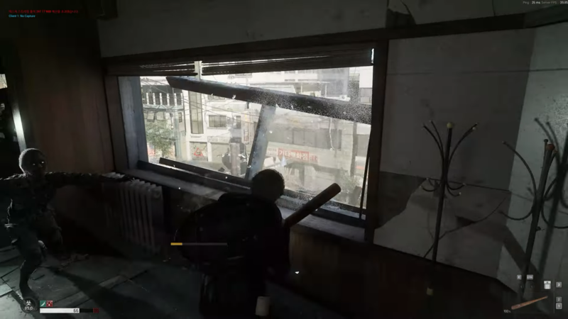 좀비로부터 도망치기 위해 건물 2층 유리를 깨는 장면