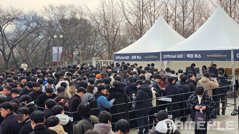 오후 내내 굿즈 구매 줄은 사그러들지 않았다