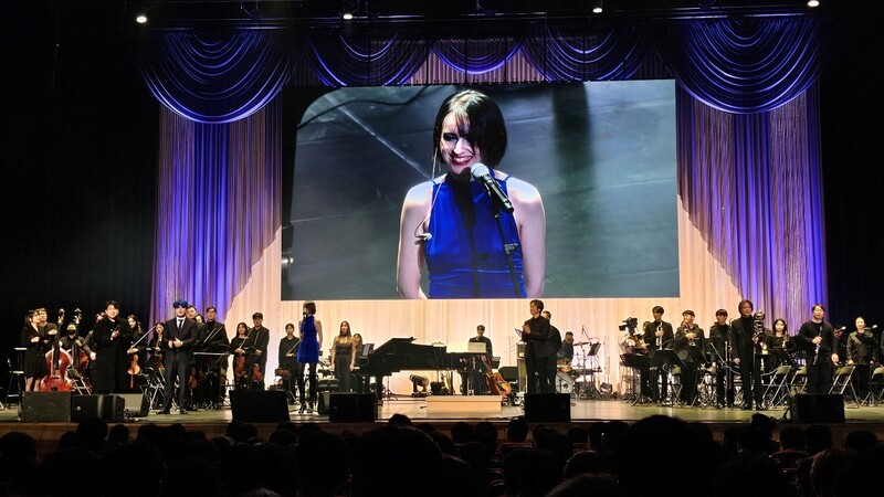 공연에서 핵심 곡들을 열창한 보컬 'Pernelle'