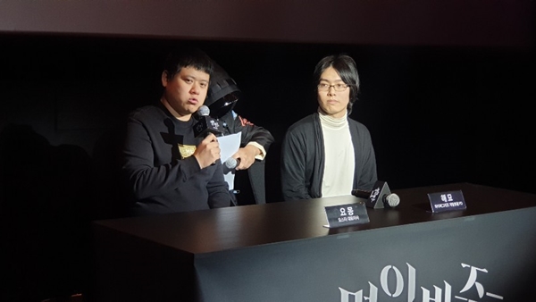 한국 '명일방주' 출시 간담회 당시, 요스타 요몽 대표(왼쪽)와 참석한 해묘 프로듀서(오른쪽)