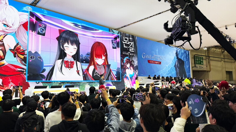 작년 지스타에 참가한 스텔라이브의 시라유키 히나, 아카네 리제