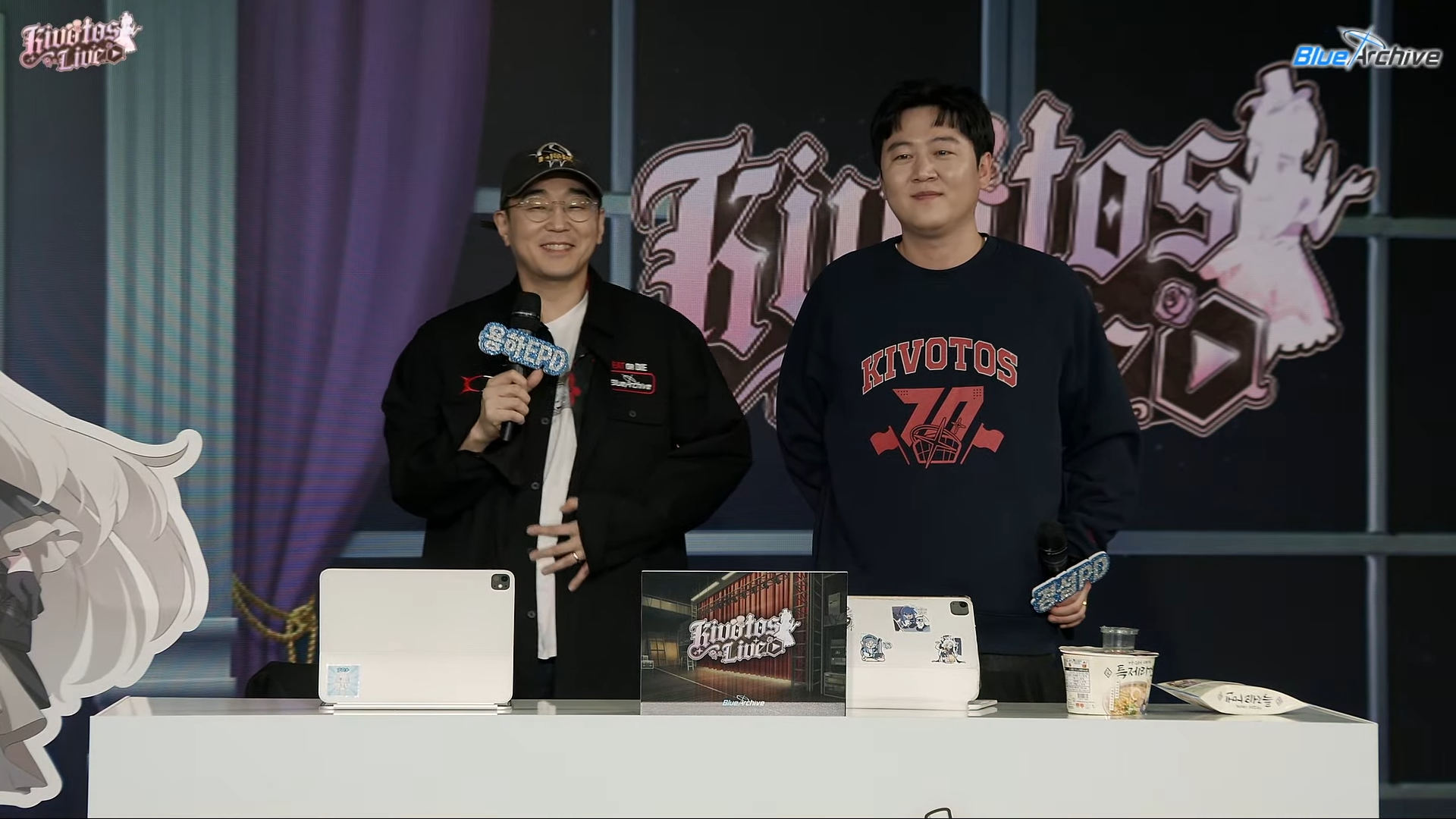 무신사 콜라보 의상을 입어본 김용하 책임PD(왼쪽), 안경섭 PD(오른쪽)