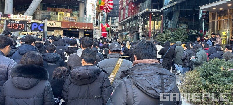 거다이 라프라스 레이드 데이 당일 강남역 1번 출구. 사진에 보이는 인원 대부분이 포켓몬고 유저였다