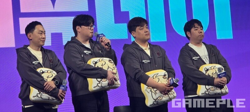 (왼쪽부터) 조성영 사업본부장,  김정기 개발총괄 , 손건희 기획팀장, 황해빛누리 크리에이티브 디렉터 