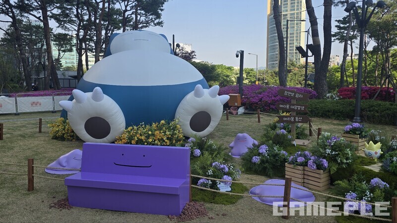 현장에 전시된 포켓몬 중 유일하게 메타몽이 아닌 잠만보. 앞에 있는 의자는 메타몽이다