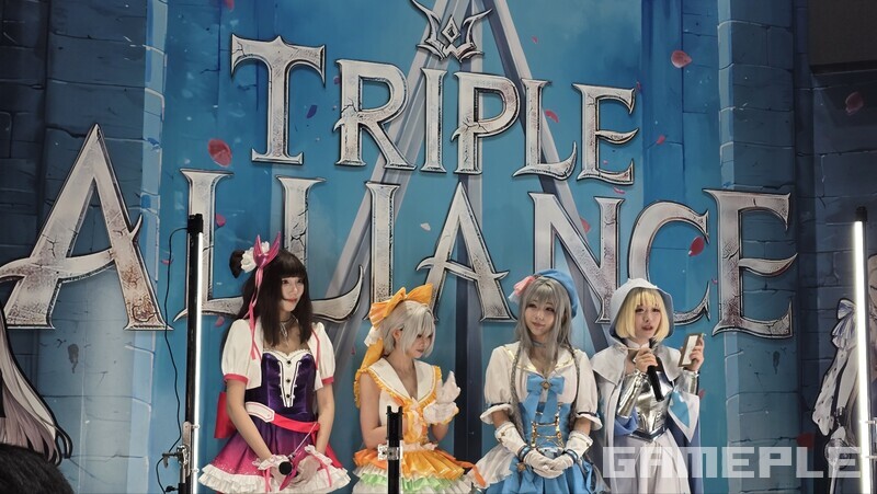 네오위즈 부스의 코스플레이어 행사