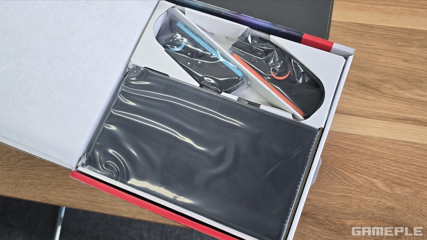 상자를 열면 가장 먼저 본체가 보인다 