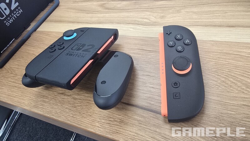 조이콘2. 이번에는 색별로 꽂으면 되기 때문에 거꾸로 집어 넣는 대 참사는 일어나지 않을 것 같다. 