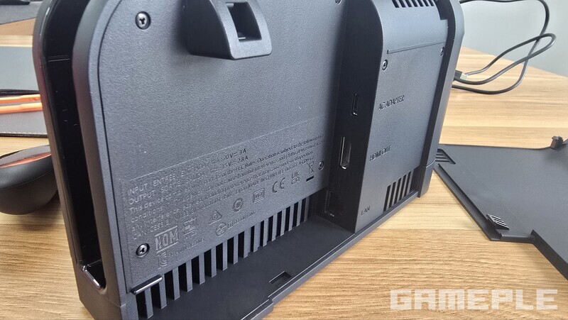 독 내부. 이번에는 단순한 플라스틱 덩어리였던 것과는 다르게 냉각팬 등이 들어가 있다. 또한, 랜선을 꼽을 수 있다. 