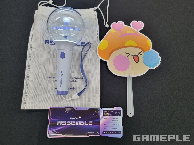 현장 관람 유저에게 제공된 기념 응원봉과 부채. 특히, 특별 제작된 관람 티켓은 그 자체로 소장 가치가 충분했다.