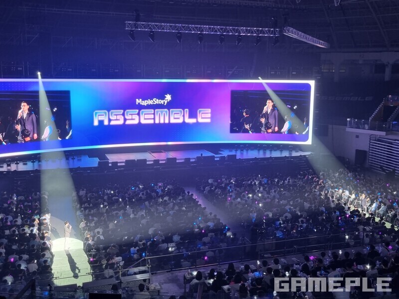 환호성과 함께 등장하는 김창섭 디렉터