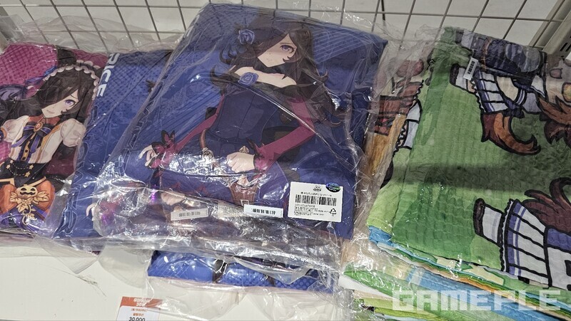 굿즈 스토어가 동나는 속도는 무서울 정도