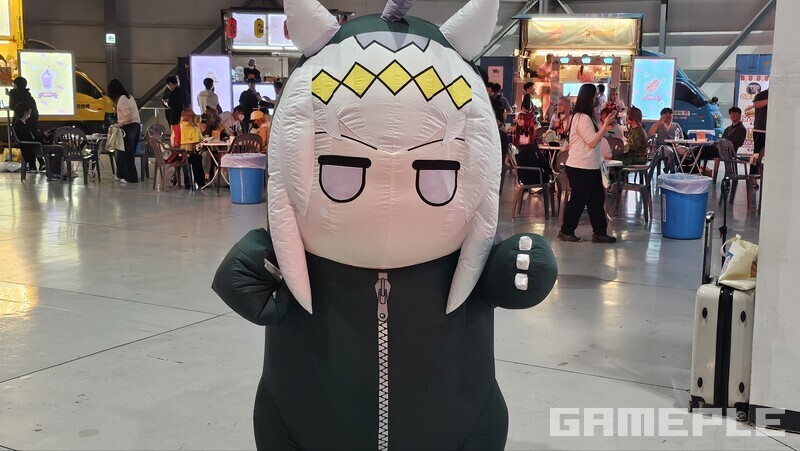 '신데렐라 그레이'로 화제몰이 중인 오구리 캡, 푸드 코트 앞이 어울리는 캐릭터