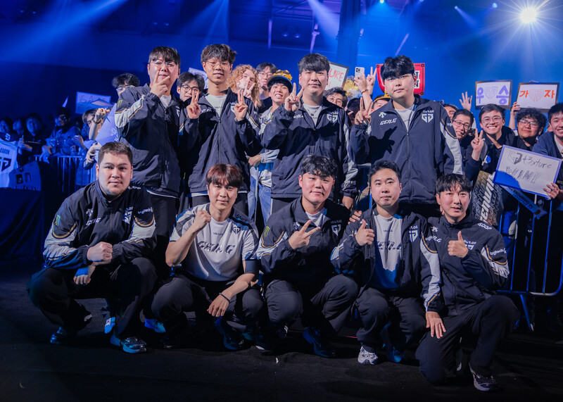 스위스 스테이지를 전승 통과한 뒤 젠지 선수단