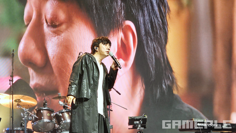 '할머니가 들려주신 옛 전설'을 열정적으로 부르는 가수 배기성