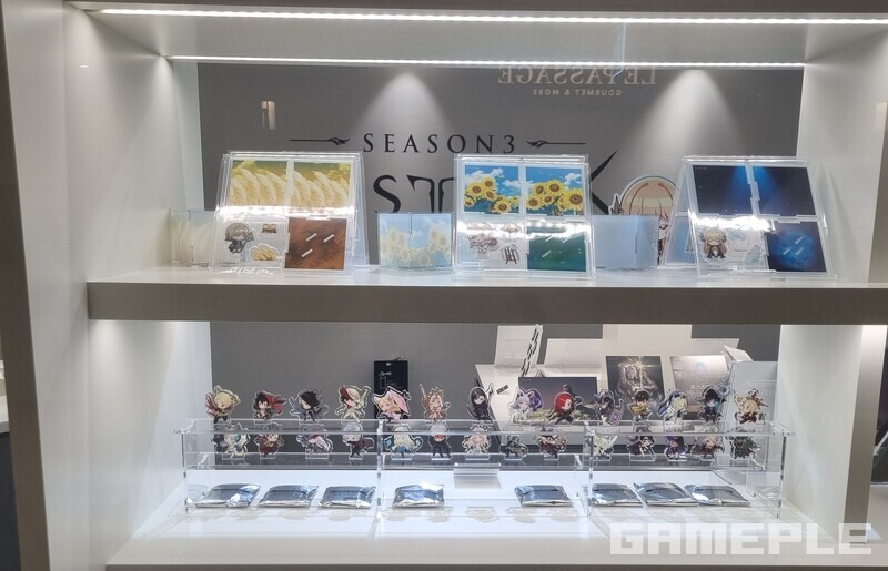 다양한 한정 굿즈들도 만나볼 수 있다