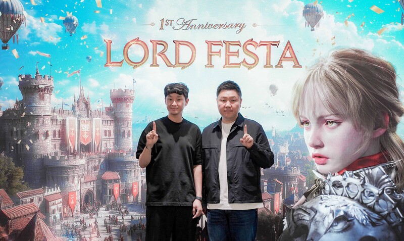 왼쪽부터 스마일게이트 메가포트 한재영 이사, 엔엑스쓰리게임즈 김효재 총괄PD