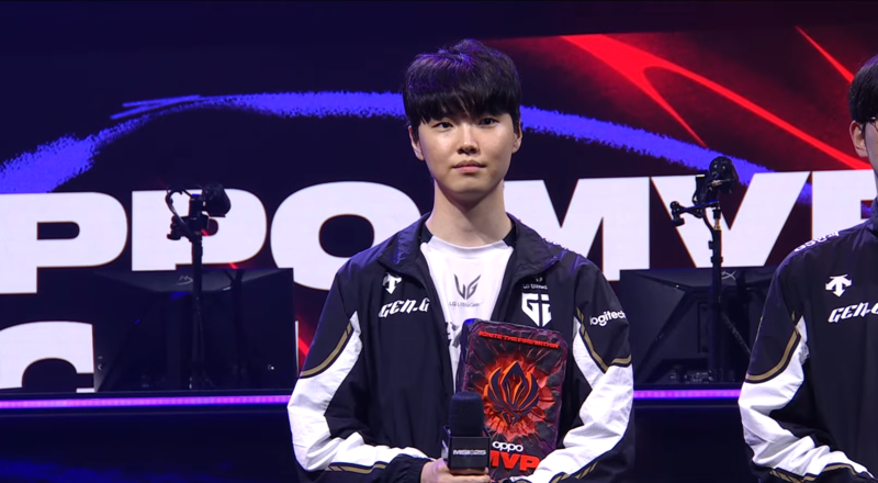 결승 MVP를 수상한 '쵸비' 정지훈