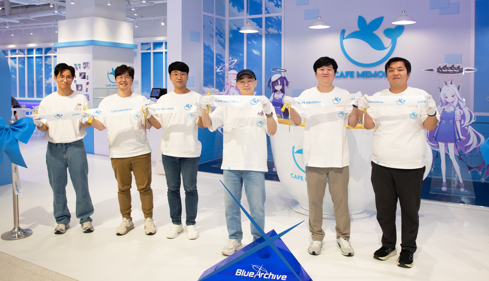 '카페 메모리얼' 컷팅식 현장(왼쪽부터 장현철 팀장, 김현욱 실장, 서용석 부본부장, 김용하 EPD, 안경섭 PD, 차민서 PD)