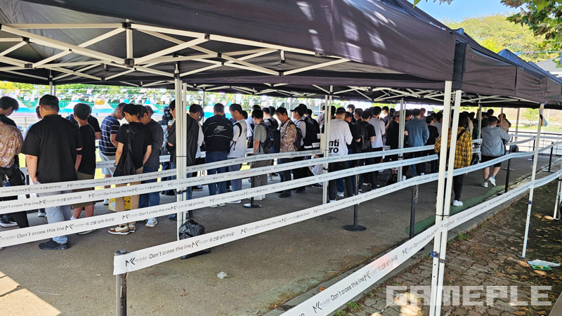 미리 마련된 대형 천막 아래에서 쾌적하게 대기하는 교주님들