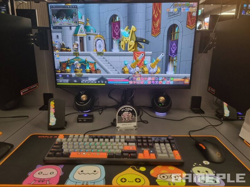 메이플스토리로 가득한 데스크 세팅
