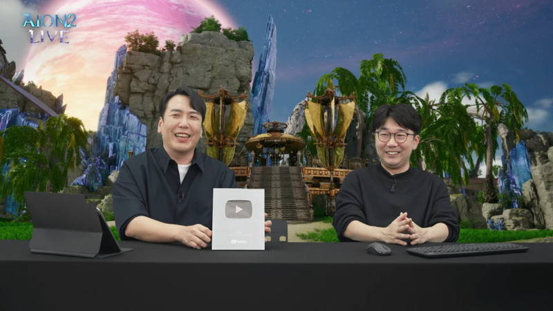 "동일 인물 맞느냐"며 유저들이 놀라워하는 출시 전 라이브 김남준 PD(오른쪽)